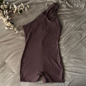 automet one-shoulder mauve romper
